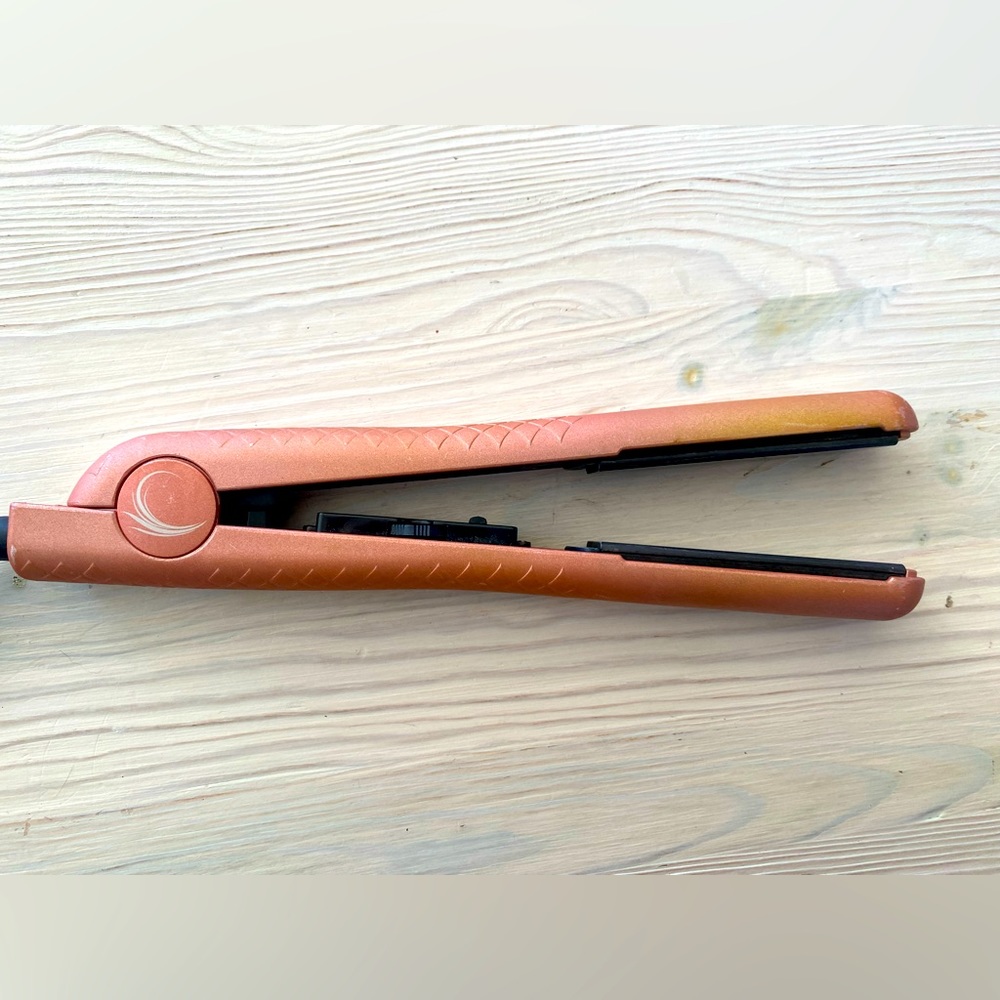 Bellezza 1.25-Inch Flat Iron With Ionic Technology & Ceramic Floating Plates